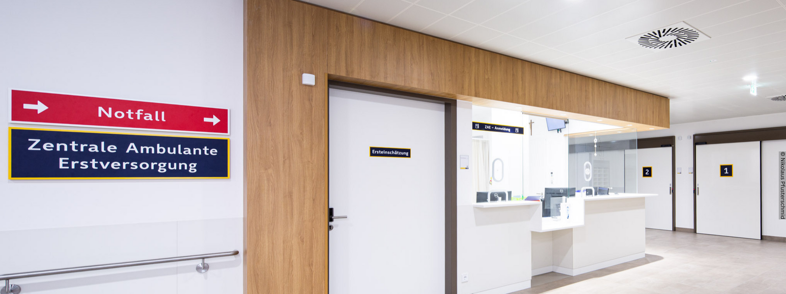 Notaufnahme mit rotem Notfall-Schild