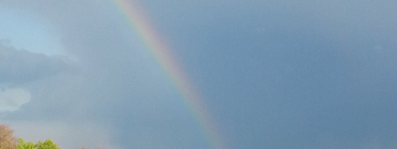 Regenbogen am Wolkenhimmel