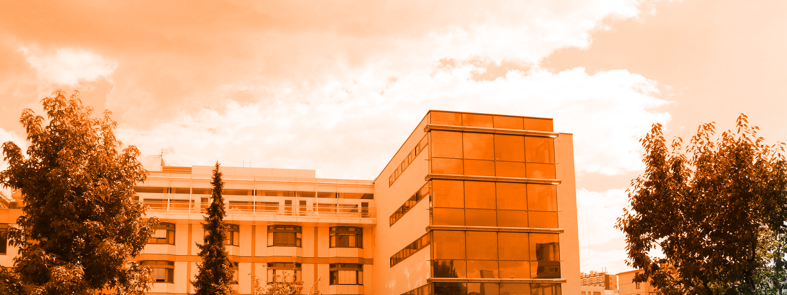 Krankenhaus von außen in orange