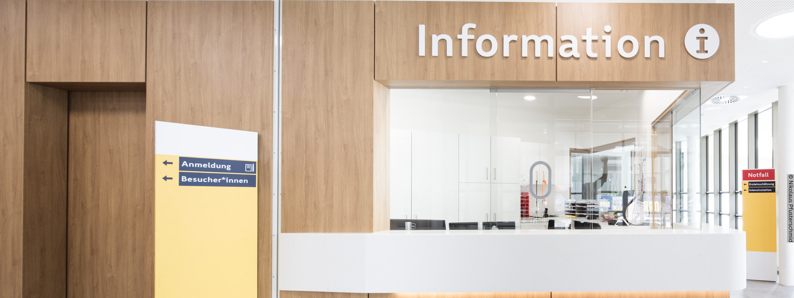 Eingangsbereich mit Info-Schalter