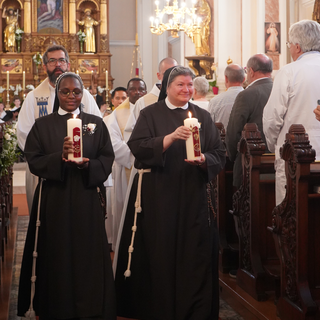 Sr. Kylao feiert ihre erste Profess und Sr. Bonaventura ihr 40-jähriges Jubiläum