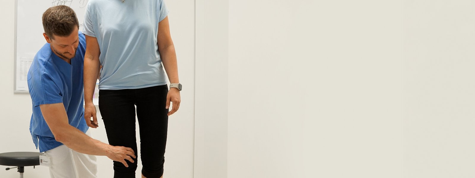 Physiotherapeut trainiert mit einer Patientin