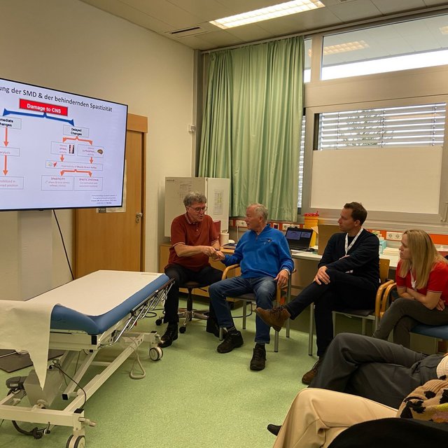 Expert:innen sitzen im Halbkreis und besprechen etwas