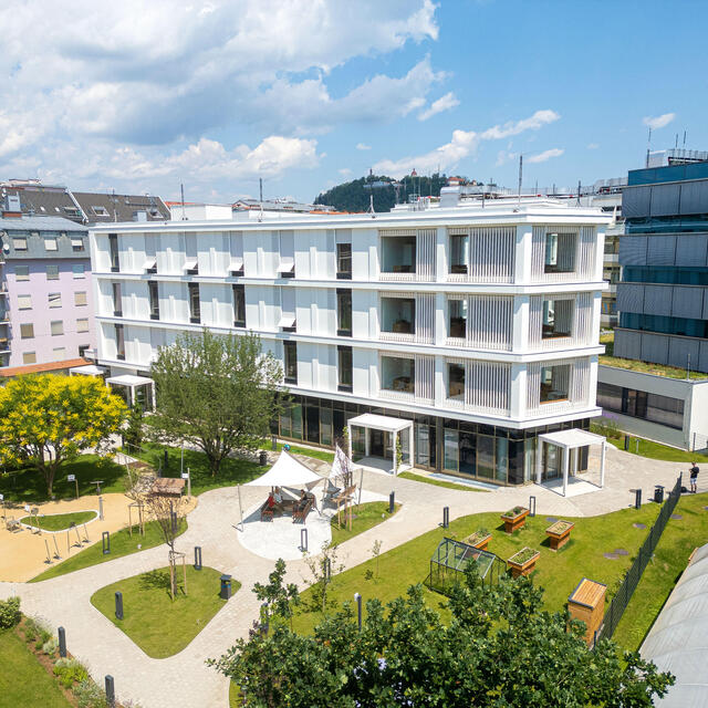 Außenansicht Krankenhaus mit Garten