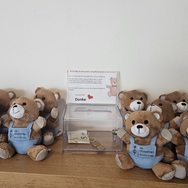 Elisabethinen-Teddybären vor der Spendenbox