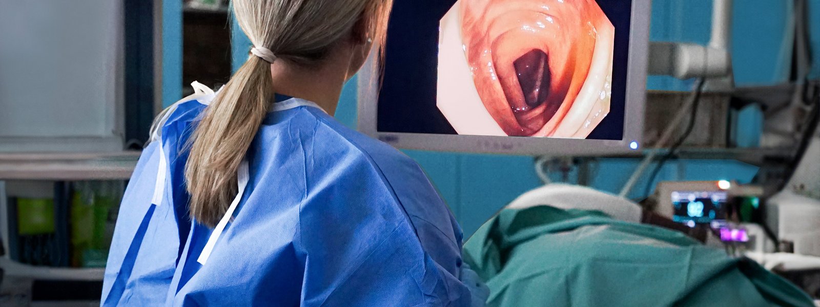 Ärztin bei der Endoskopie