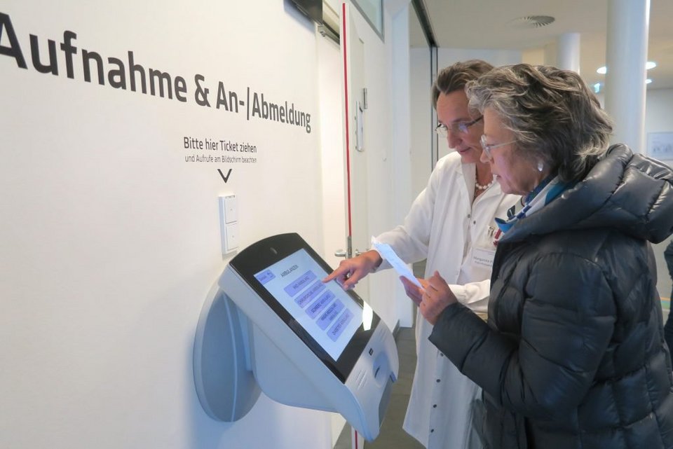 Zwei Personen vor dem Check - In Schalter