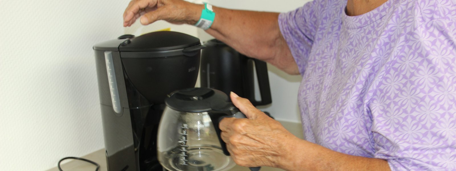 Patient*in hantiert mit einer Kaffeekanne