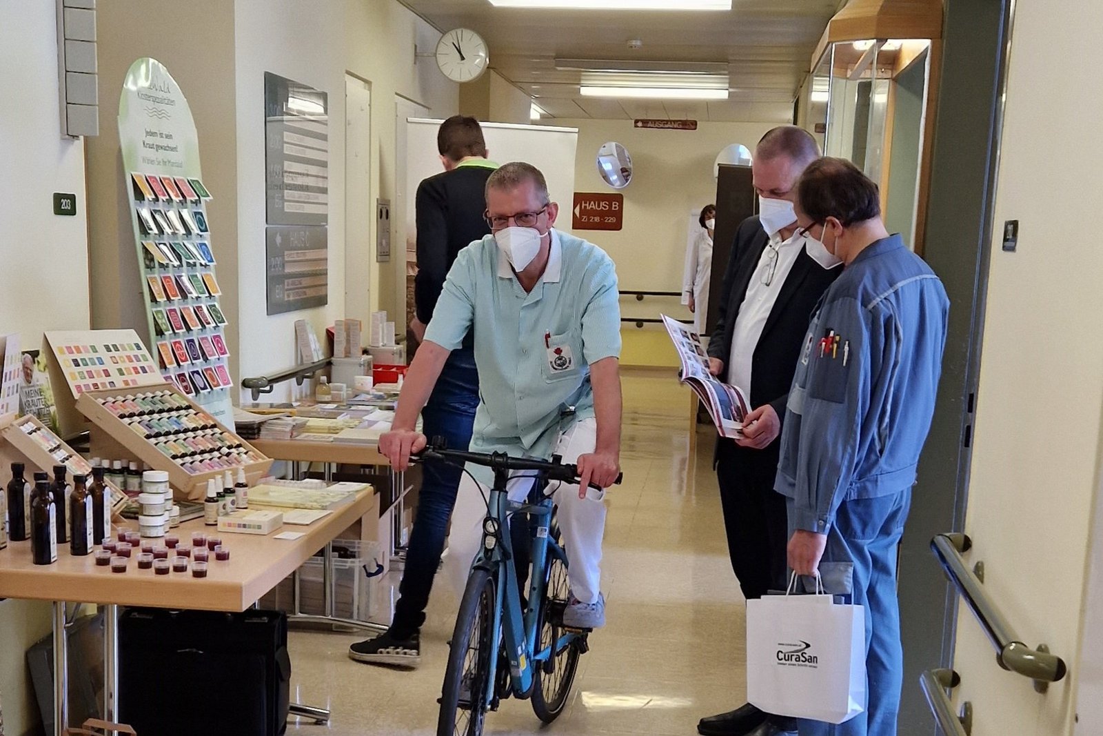 Mitarbeiter:innen informieren sich beim Gesundheitstag und probieren ein neues E-Bike aus.