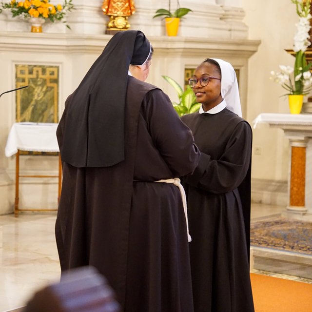 Sr. Antonia erhält Ordenskleid