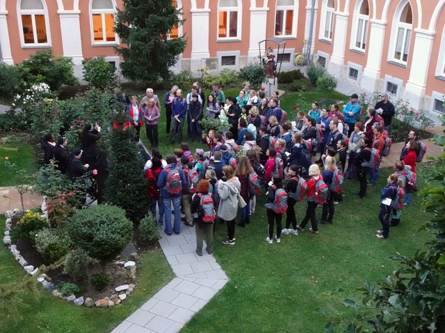 Wallfahrtgruppe im Konvent